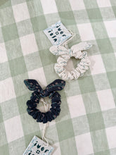 画像をギャラリービューアに読み込む, bow scrunchie . linen trellis