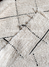 画像をギャラリービューアに読み込む, Handwoven textured rug / Black Check / Medium