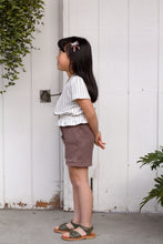 画像をギャラリービューアに読み込む, flutter blouse. wallpaper lace floral
