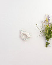 画像をギャラリービューアに読み込む, bow scrunchie . linen trellis
