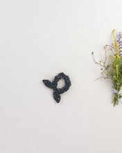 画像をギャラリービューアに読み込む, bow scrunchie . verdant trellis