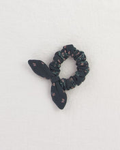 画像をギャラリービューアに読み込む, bow scrunchie . verdant trellis