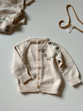 画像をギャラリービューアに読み込む, Eden Cardigan - Natural/ Green