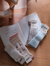 画像をギャラリービューアに読み込む, Claude - Gingham Knee-high Socks - Petite Taupe