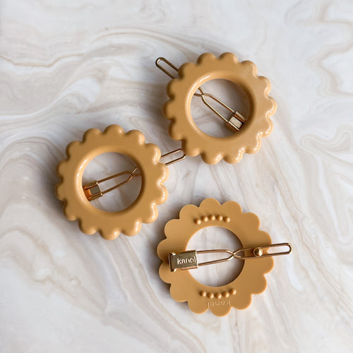 - Daisy - hair clip