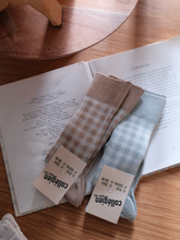 画像をギャラリービューアに読み込む, Claude - Gingham Knee-high Socks - Petite Taupe