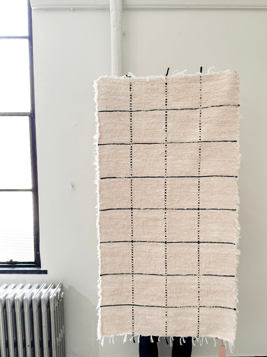 Handwoven textured rug / Black Check / Medium ”洗えるラグ” – Melty Colors