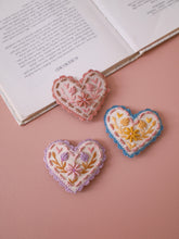 画像をギャラリービューアに読み込む, Embroidery heart hairpin