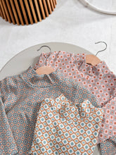 画像をギャラリービューアに読み込む, pixel art pattern high neck T / blue
