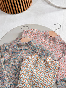 pixel art pattern high neck T / blue