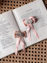 画像をギャラリービューアに読み込む, crochet flower hair clips. snowdrop tweed