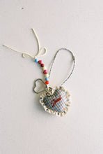画像をギャラリービューアに読み込む, Heart Bag Charm - Blue Check
