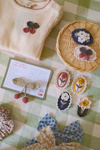 画像をギャラリービューアに読み込む, Crochet Hair Clip Dahlia - Blue