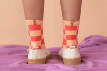 画像をギャラリービューアに読み込む, Checkered Socks / Coral