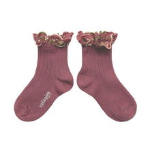 画像をギャラリービューアに読み込む, Anémone - Embroidered Ruffle Ribbed Ankle Socks - Raisin Rose