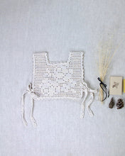 画像をギャラリービューアに読み込む, rose crochet pinny . cream