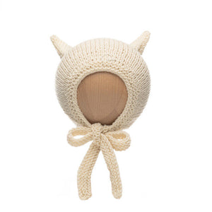 Milky kitty with gold yarn