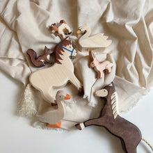 画像をギャラリービューアに読み込む, Horse running dark brown